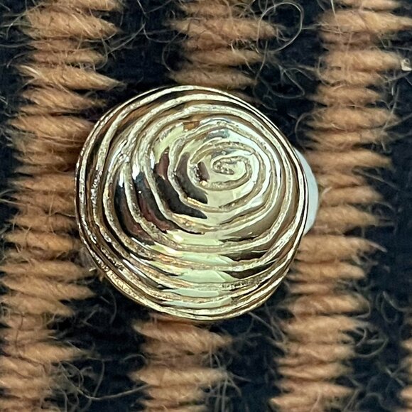 Vintage Givenchy Paris New York Gold Tone Swirl Pattern Clip On Earrings - Picture 4 of 9